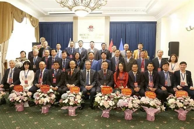 Delegates take group photo with the Executive Board of the Union of Vietnamese Organisations in Russia, 2024-2029 tenure. (Photo: VNA)