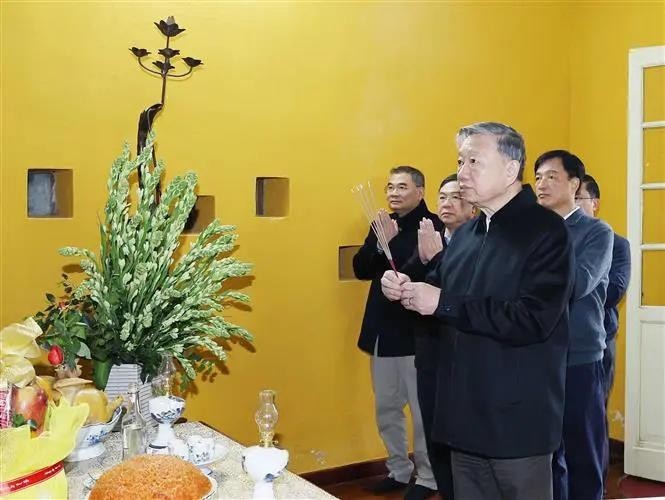 Party General Secretary To Lam and delegates offer incense to President Ho Chi Minh at House 67 (Photo: VNA)