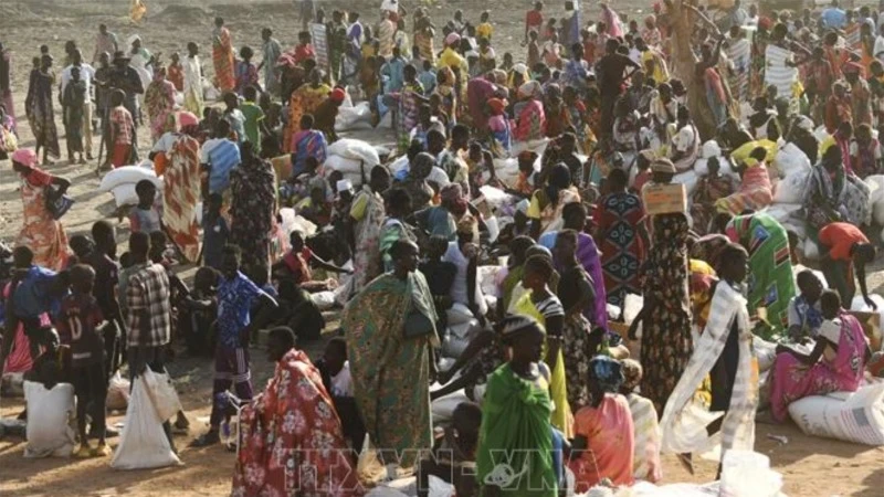 People line up to receive relief goods in Gedaref, Sudan. (Photo: AFP/VNA)