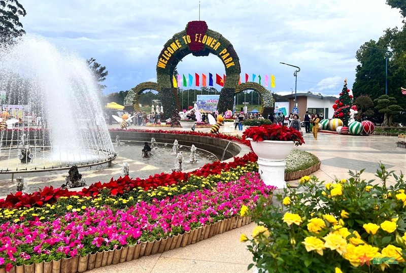 Da Lat city's flower garden attracts about 20,000 people in the last 15 days. (Photo: qdnd.vn)