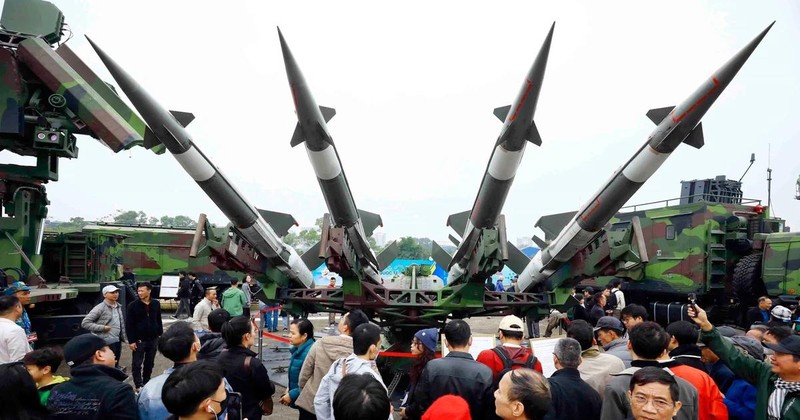 Vietnam’s 5P73-VT missile launcher draws attention (Photo: VNA)