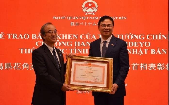 Vietnamese Ambassador to Japan Pham Quang Hieu (R) hands over Prime Minister Pham Minh Chinh's Certificate of Merit to Governor of Niigata prefecture Hanazumi Hideyo on December 20. (Photo: VNA)