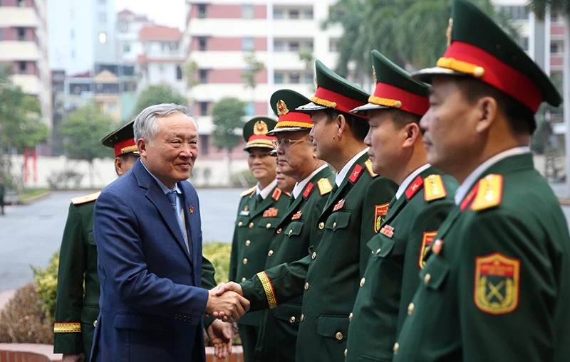 Deputy Prime Minister Nguyen Hoa Binh visits the Artillery Corps under the Vietnam People’s Army on the evening of December 20 (Photo: VGP)