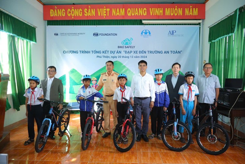 Delegates and students at the ceremony reviewing the ‘Ride Safe – Bike Safety’ programme in Phu Thien District, Gia Lai Province