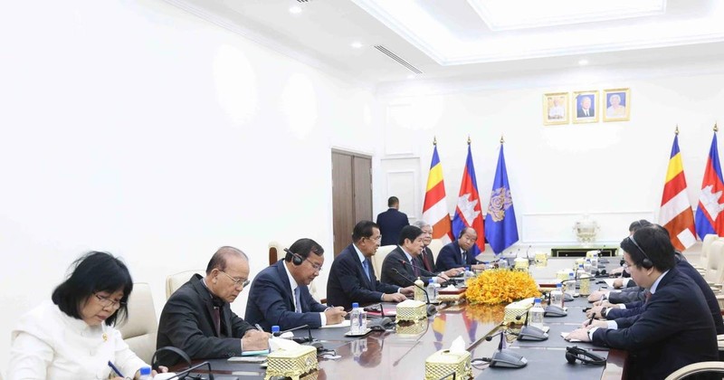 The meeting between Chairman of the Communist Party of Vietnam (CPV) Central Committee’s Commission for External Relations Le Hoai Trung and President of the Cambodian People's Party and President of the Senate Samdech Techo Hun Sen in Phnom Penh (Photo: VNA)