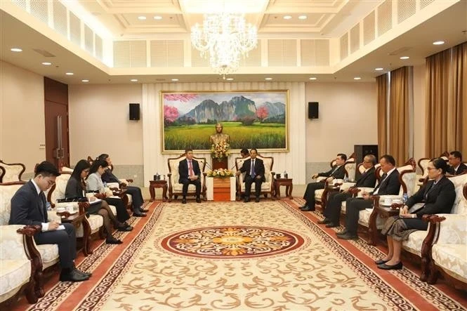 Permanent member of the Lao People’s Revolutionary Party (LPRP) Central Committee’s Secretariat and State Vice President of Laos Bounthong Chitmany receives the delegation of the Vietnam Union of Friendship Organisations. (Photo: VNA)