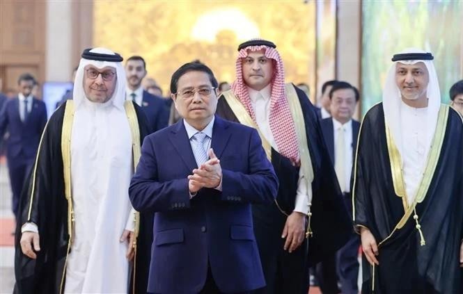 Prime Minister Pham Minh Chinh meets with the ambassadors of Saudi Arabia, UAE and Qatar. (Photo: VNA)