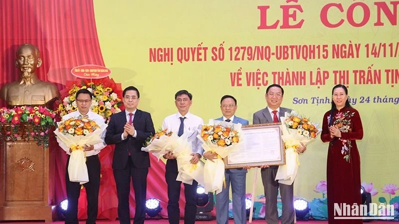 Leaders of Quang Ngai Province present Resolution No. 1279/NQ-UBTVQH15 of the National Assembly Standing Committee on the establishment of Tinh Ha Town.