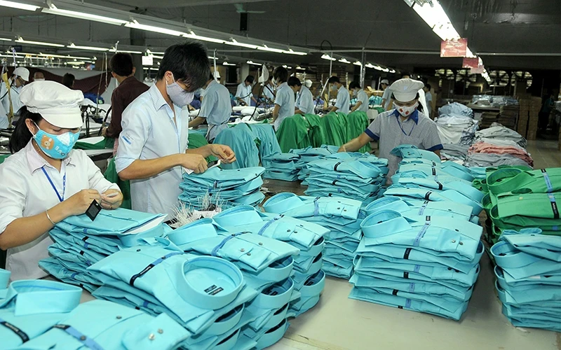 Production and packaging line for export shirts at Ha Quang Garment Factory, Dong Hoi Northwest Industrial Park, Quang Binh Province. (Photo: THANH TRUC)