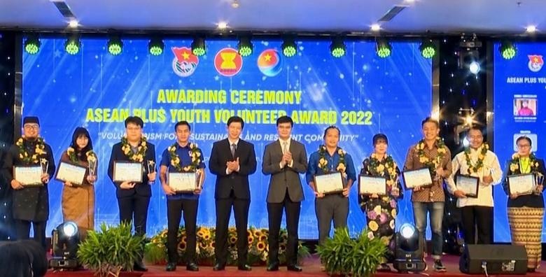 Ten individuals honoured as the winners of ASEAN Plus Youth Volunteer Award 2022. (Photo: VNA)