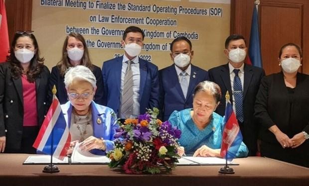 Cambodia and Thailand sign an agreement on the Standard Operating Procedures (SOPs) on law enforcement cooperation against human trafficking. (Photo: Newstimes)