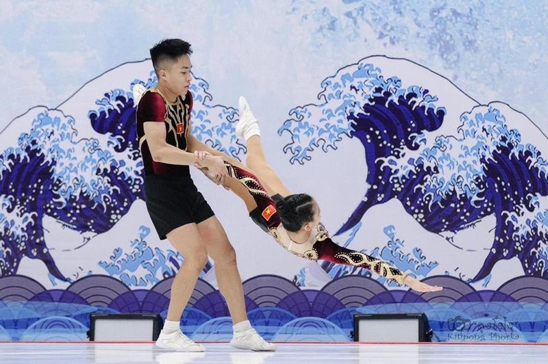 The two Vietnamese gymnasts in action. (Photo: QDND)