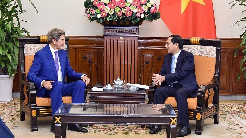 Minister of Foreign Affairs Bui Thanh Son and US Special Presidential Envoy for Climate John Kerry. (Photo: baoquocte.vn)