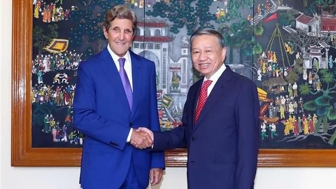 Minister of Public Security To Lam and US Special Presidential Envoy for Climate John Kerry. (Photo: VNA)