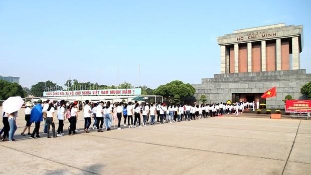 People pay tribute to President Ho Chi Minh at his mausoleum in Ba Dinh Square. (Photo: VNA)
