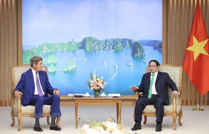 Prime Minister Pham Minh Chinh and US Special Presidential Envoy for Climate John Kerry. (Photo: VNA)