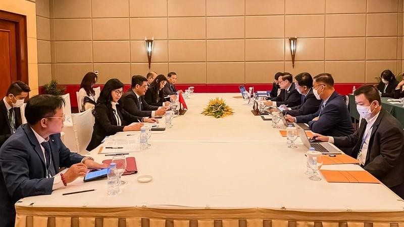 The talks between Vietnamese Minister of Industry and Trade Nguyen Hong Dien and Cambodian Minister of Commerce Pan Sorasak. (Photo: MOIT)