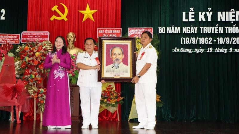 Vice President Vo Thi Anh Xuan presents a portrait of President Ho Chi Minh to the 962nd Brigade.