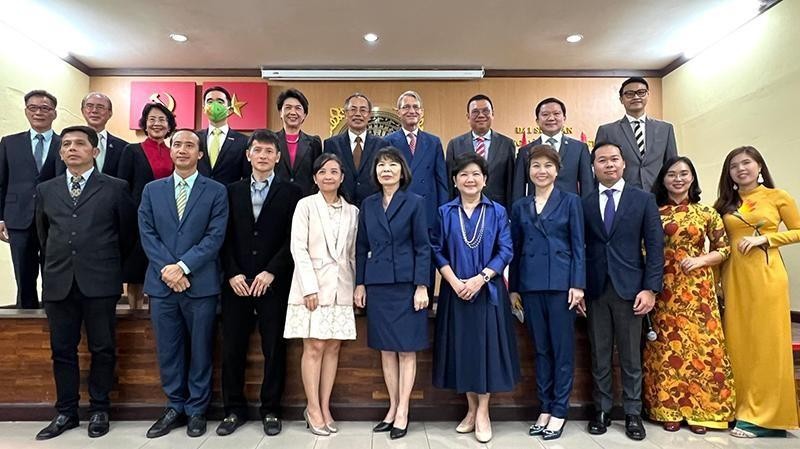 Thai enterprises receive the Vietnamese Foreign Minister's certificates of merit for their contributions to fighting COVID-19.