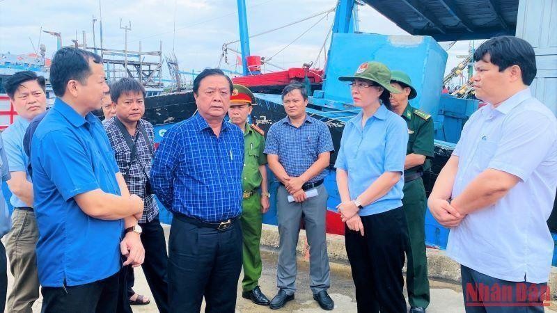 Agriculture minister Le Minh Hoan inspects storm preparations in Quang Ngai Province.