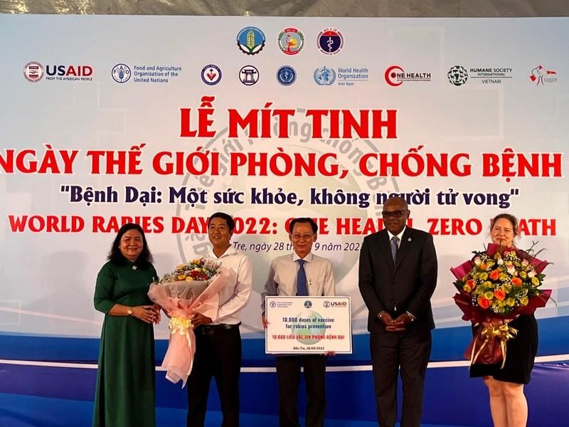 FAO and Duc Minh Company donate rabies vaccine to Ben Tre Province.