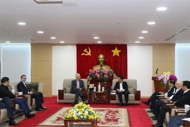 The working session between chairman of Binh Duong People's Commitee and a delegation from US's Warburg Pincus. (Photo: VNA)