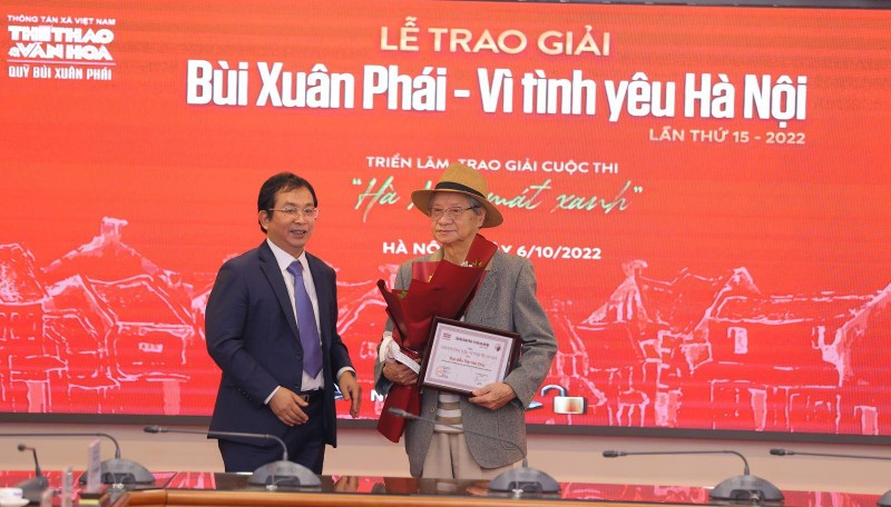 Film director Tran Van Thuy (right) receives the Bui Xuan Phai Grand Prize. (Photo: VNA)