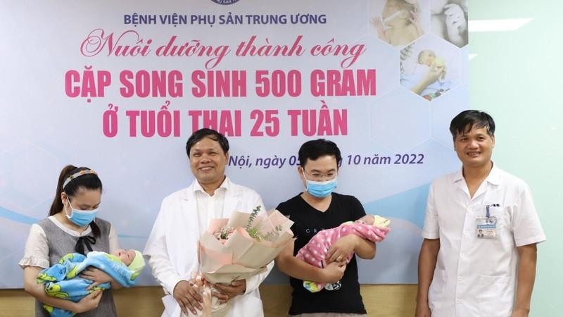 Director of the National Hospital of Obstetrics and Gynecology Tran Danh Cuong congratulates the family of the twins.
