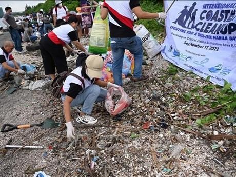 Cleaning up a beach in the Philippines. (Photo: AFP/VNA)