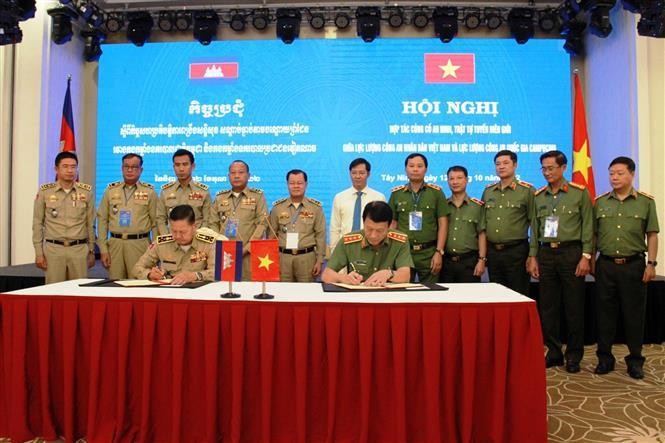 The Vietnamese Ministry of Public Security and the Cambodian Ministry of Interior sign a cooperation deal on border security reinforcement on October 12. (Photo: VNA)