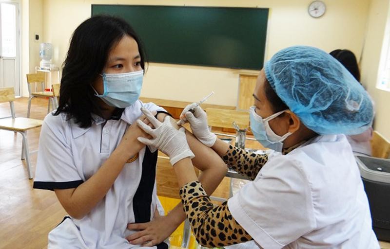 A student is Hanoi is vaccinated against COVID-19. 