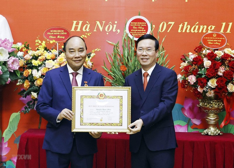 President Nguyen Xuan Phuc receives the 40-year Party membership badge. (Photo: VNA)