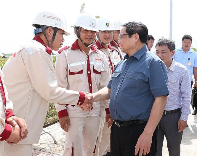 Prime Minister Pham Minh Chinh visits key infrastructure projects in Bac Lieu province. (Photo: VNA)
