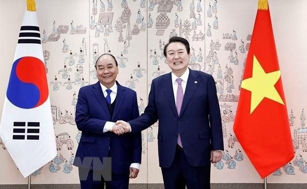 President Nguyen Xuan Phuc (left) and his Korean counterpart Yoon Suk-yeol. (Photo: VNA) 