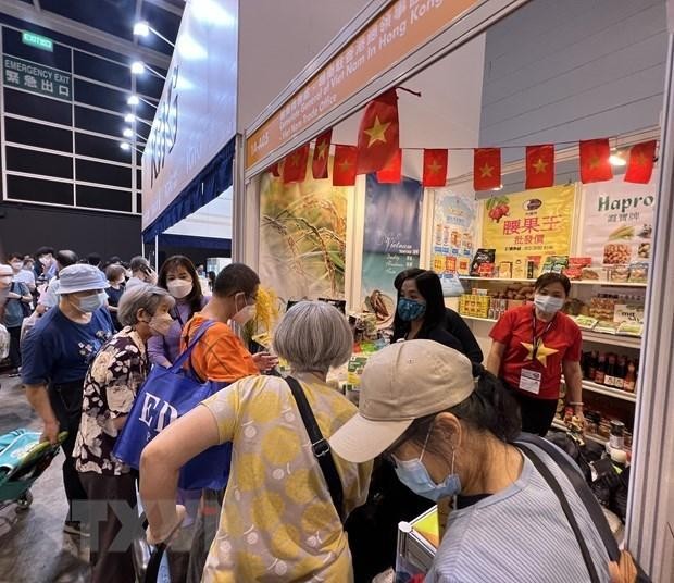 Visitors to the Vietnamese pavilion at the 56th Hong Kong Brands and Products Expo. (Photo: VNA)