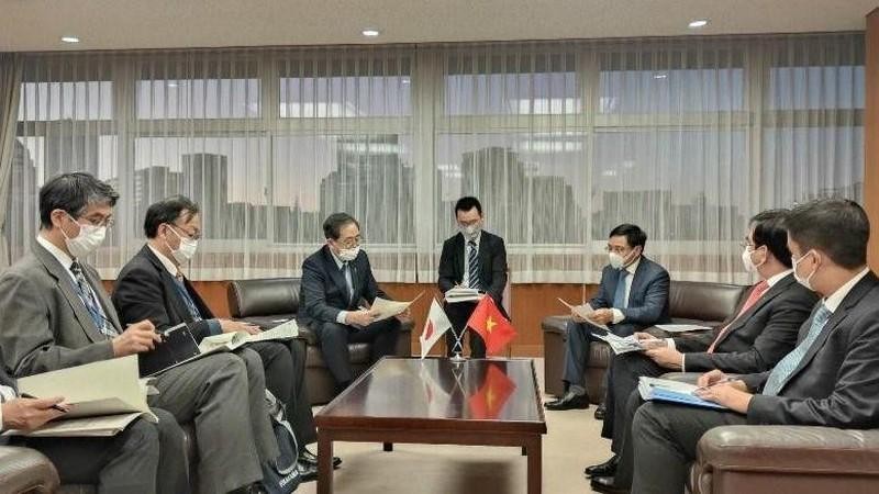 The working session between Vietnamese Minister of Transport Nguyen Van Thang and Japanese Minister of Land, Infrastructure, Transport and Tourism Saito Tetsuo.