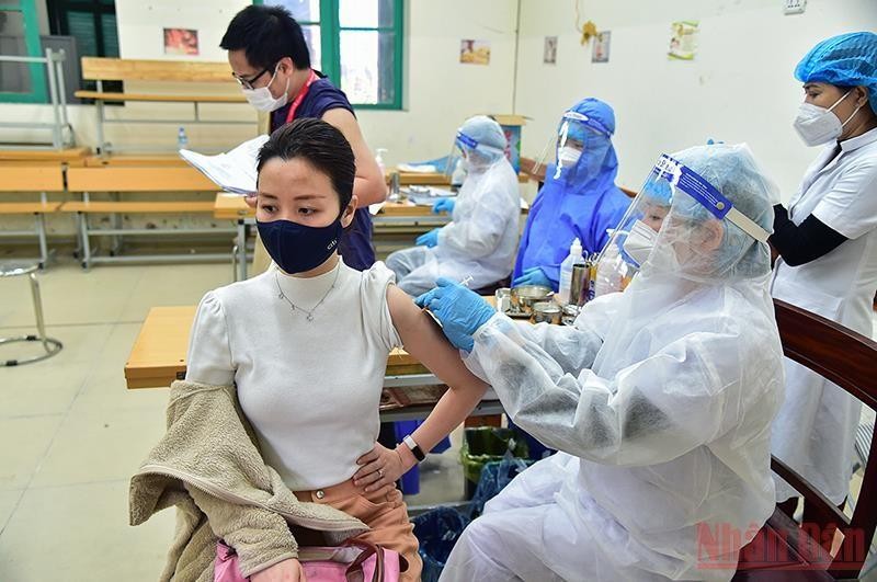 A woman is vaccinated against COVID-19. (Photo: Thanh Dat)