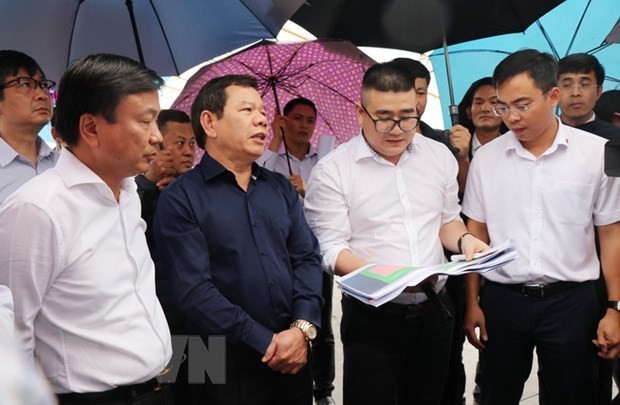 A delegation inspects the construction site of Quang Ngai - Hoai Nhon section. (Photo: VNA)