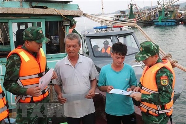 Border guards of Quang Ninh province popularise fisheries law to local fishermen. (Photo: VNA)