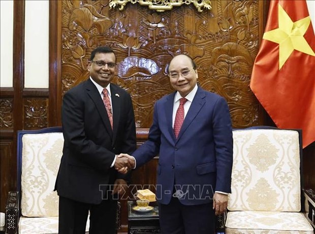 President Nguyen Xuan Phuc (R) shakes hands with Sri Lankan Ambassador Prasanna Gamage. (Photo: VNA)