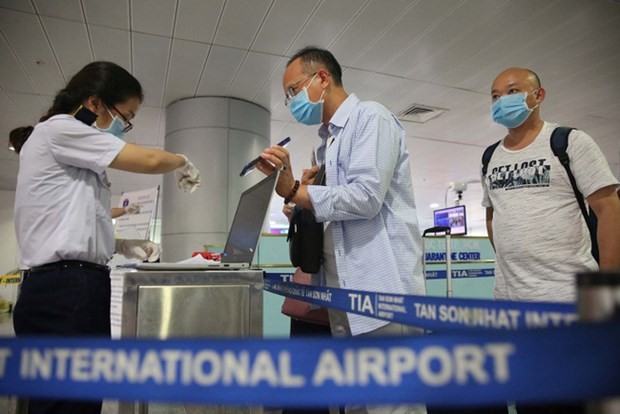 Passengers make medical declaration at an airport. (Photo: MOH)