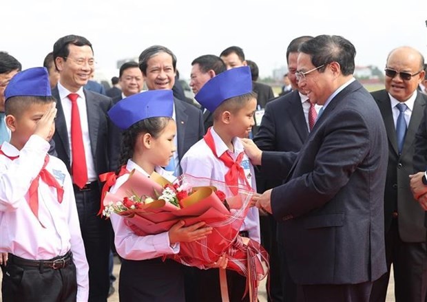 Prime Minister Pham Minh Chinh at a farewell ceremony for him at Wattay International Airport in Vientiane (Photo: VNA)