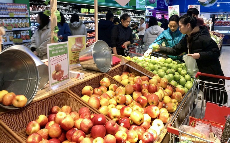 Consumers shop for fruits at a supermarket in Hanoi. (Photo: Thu Ha)