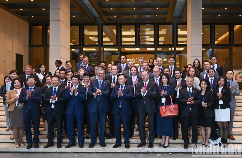 National Assembly Chairman Vuong Dinh Hue and the EU-ASEAN Business Council delegation. (Photo: Duy Linh)