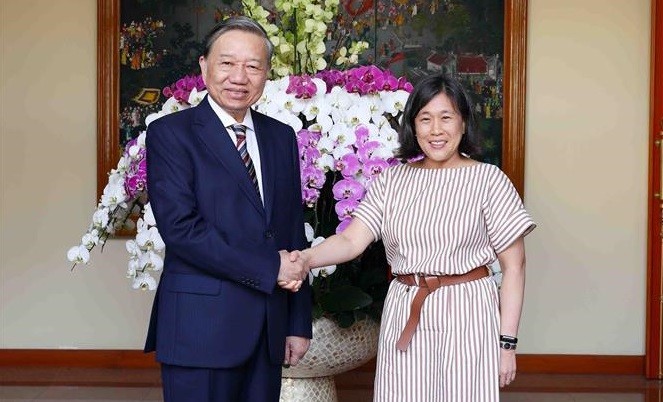 Politburo member and Minister of Public Security (L) and visiting US Trade Representative at their meeting in Hanoi on February 13, 2023. (Photo: VNA)