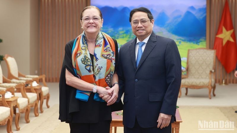 Prime Minister Pham Minh Chinh on February 14 receives El Salvador’s Foreign Minister Alexandra Hill Tinoco. (Photo: Tran Hai)