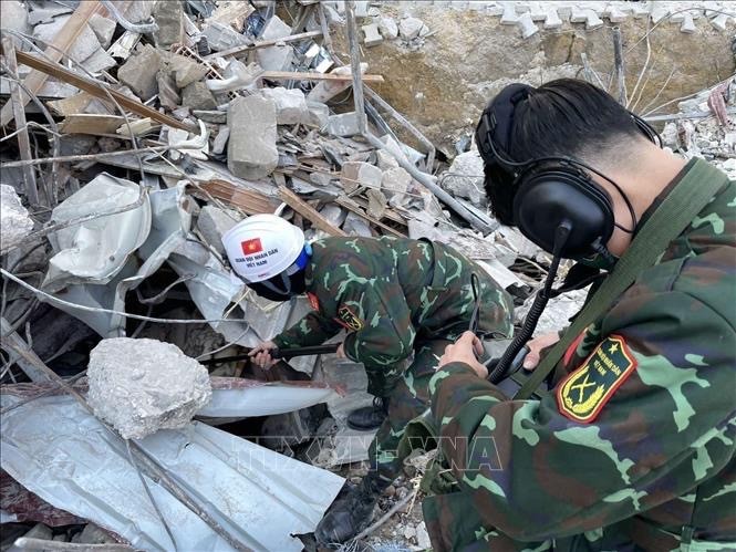 The VPA force carries out search and rescue efforts in Hatay province of . (Photo: VNA)