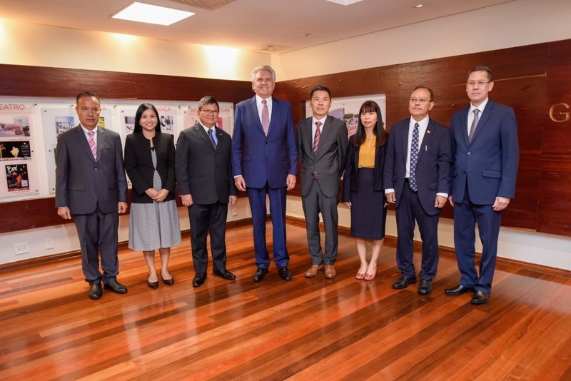 Vietnamese Ambassador Pham Thi Kim Hoa (third from right), other ASEAN ambassadors, and Governor of state Ronaldo Caiado (fourth from left) pose for a group photo. (Photo: VNA)