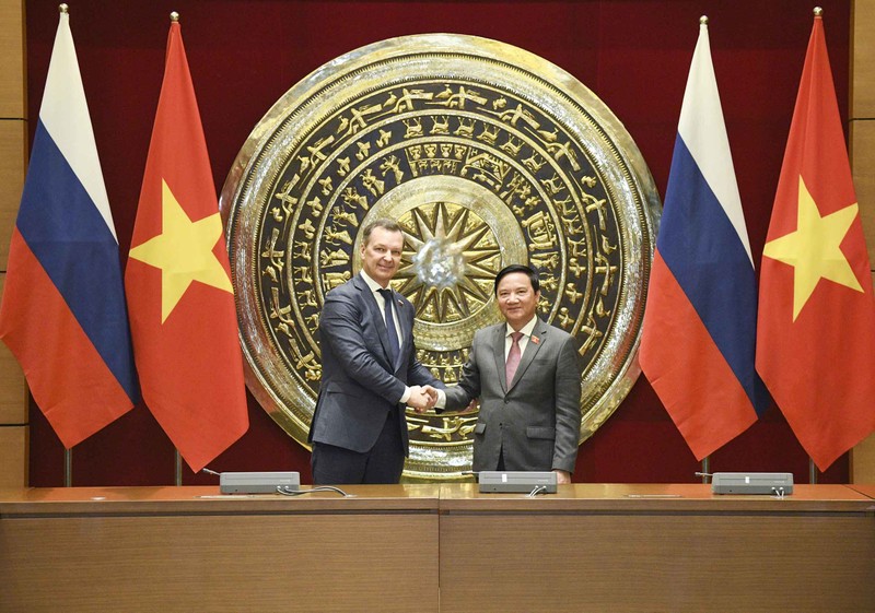 NA Vice Chairman Nguyen Khac Dinh (R) and First Deputy Speaker of the Federation Council of Federal Assembly of Russia Andrey Yatskin (Photo: VNA) 