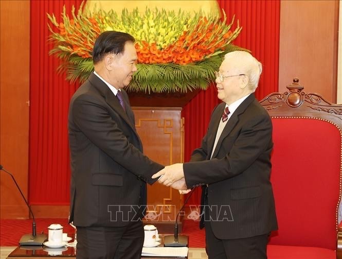 Party General Secretary Nguyen Phu Trong (R) receives Chief of Office of the Lao People’s Revolutionary Party (LPRP) Central Committee Thongsalith Mangnomek (Photo: VNA) 